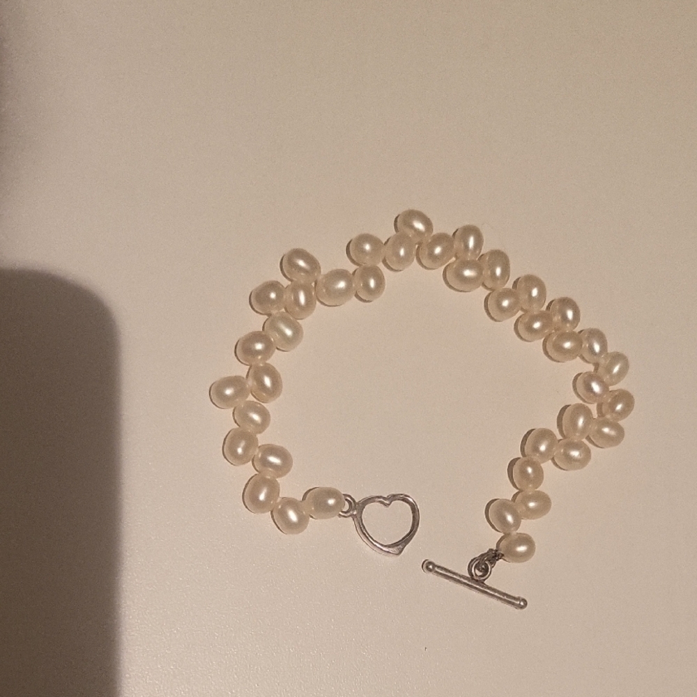 Elegant Pearl Bracelet with Silver Heart Clasp